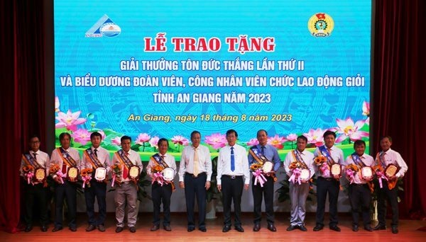 An Giang: Trao giải thưởng Tôn Đức Thắng cho 10 lao động xuất sắc 