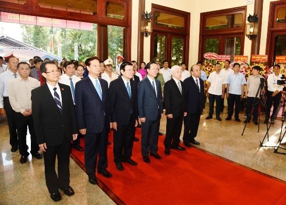 Chủ tịch nước viếng, dâng hương tại đền thờ Chủ tịch Tôn Đức Thắng