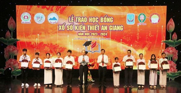 An Giang trao hơn 2.500 suất học bổng cho học sinh vượt khó học giỏi