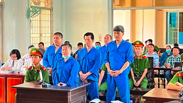 An Giang: Xét xử cựu cán bộ hải quan tiếp tay cho buôn lậu