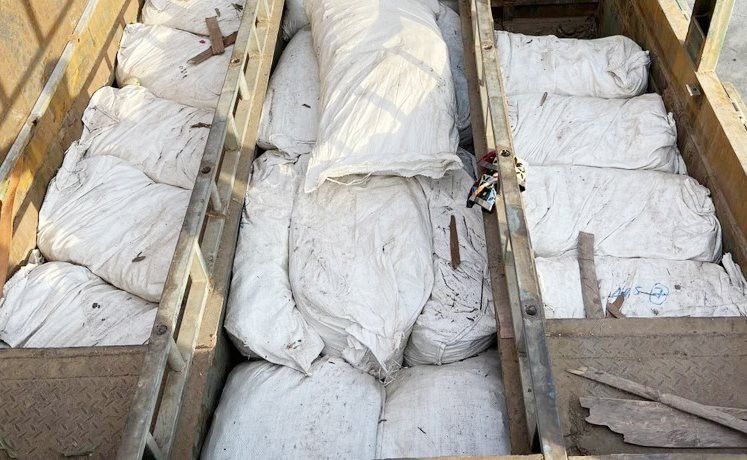 Phát hiện 2 tấn gỗ trắc và 2,5 tấn vảy tê tê trong khoang bí mật xe tải