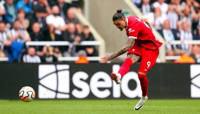 Liverpool thiếu người vẫn lội ngược dòng trước Newcastle