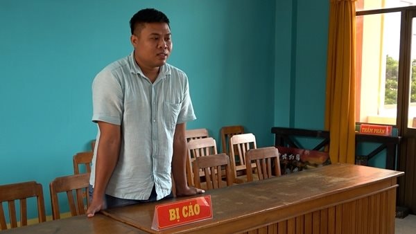 Xin 2 viên đạn về làm đồ trang trí, nhân viên cửa hàng gas lãnh 12 tháng tù