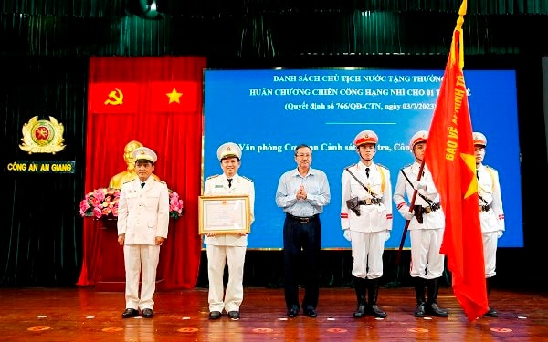 Công an tỉnh An Giang nhận Huân chương Chiến công hạng nhì