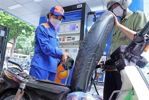 Giá xăng tăng lên gần 25.000 đồng/lít