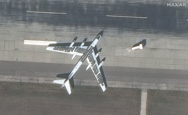 Máy bay Nga ngụy trang bằng lốp xe để tránh bị UAV Ukraine tấn công