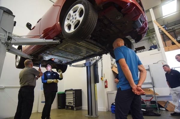 Khó khăn trong tìm kiếm thợ sửa xe điện