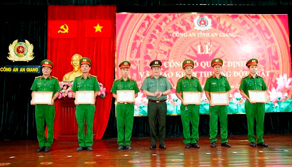 Khen thưởng lực lượng khám phá nhanh vụ án tại khu vực biên giới