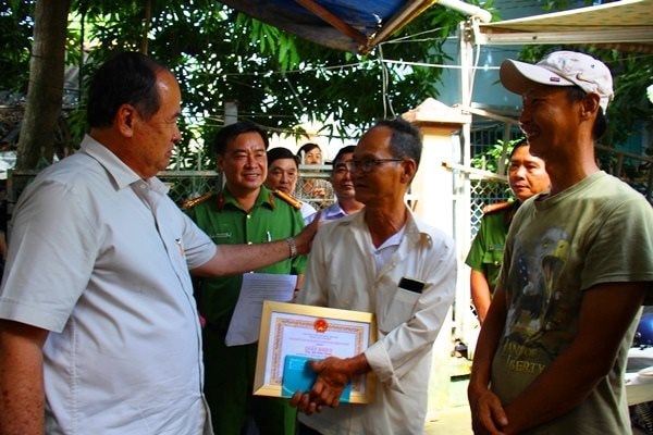 An Giang: Bé trai rơi xuống sông được người đi ghe lúa cứu sống