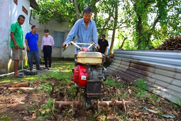 Lão nông 83 tuổi ở An Giang chế tạo máy xới '3 trong 1'