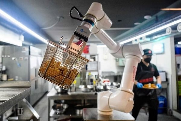 Hàn Quốc: Robot làm món gà rán ngon hoàn hảo