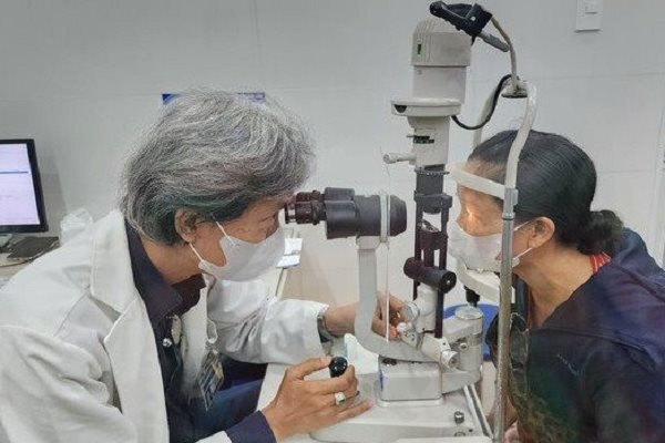 Bệnh đau mắt đỏ lây lan qua nước uống là thông tin thiếu khoa học