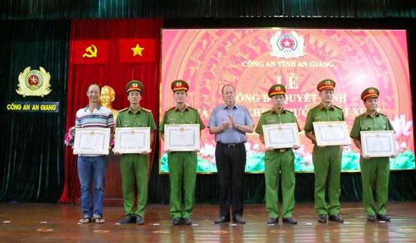 An Giang, Cần Thơ khen thưởng cá nhân cứu người và lực lượng truy bắt nghi phạm ném bé trai xuống sông 