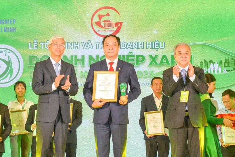 EVNHCMC nhận danh hiệu Doanh nghiệp xanh 2023