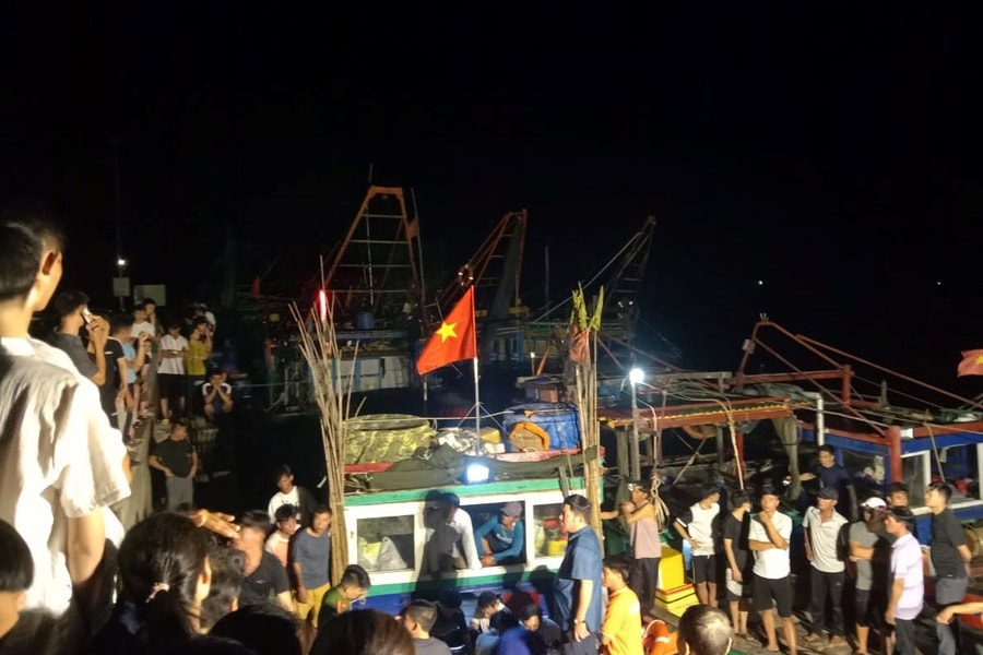 Chìm thuyền chở 20 ngư dân câu mực, 1 người chết