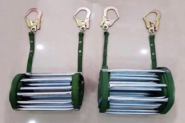 Hà Nội: Người dân đổ xô mua sắm mặt nạ chống khói, thang dây
