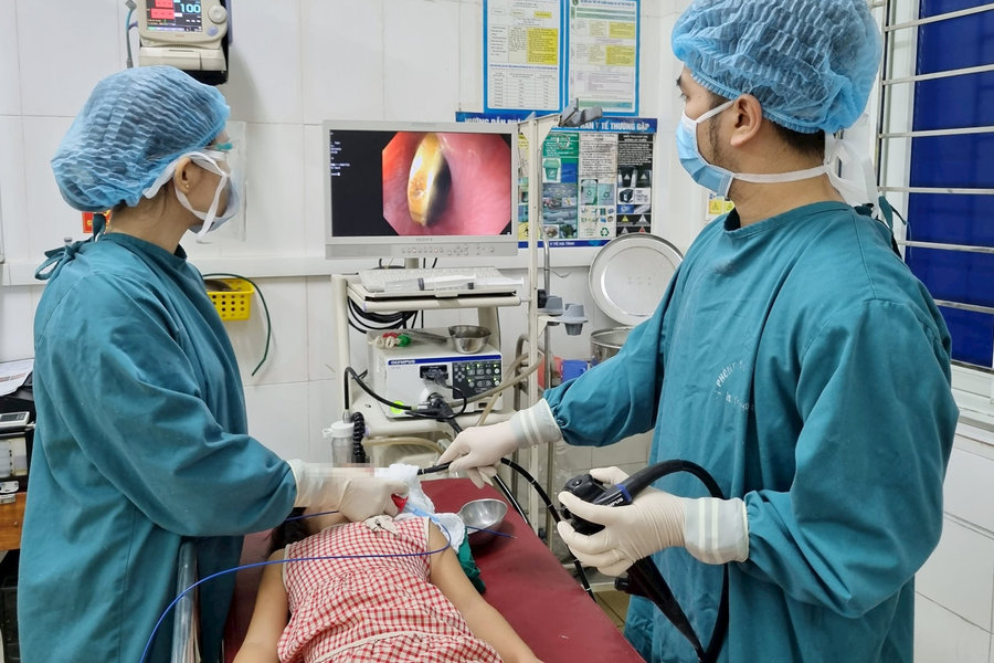 Lấy ra đồng xu mắc kẹt trong thực quản bé gái 5 tuổi