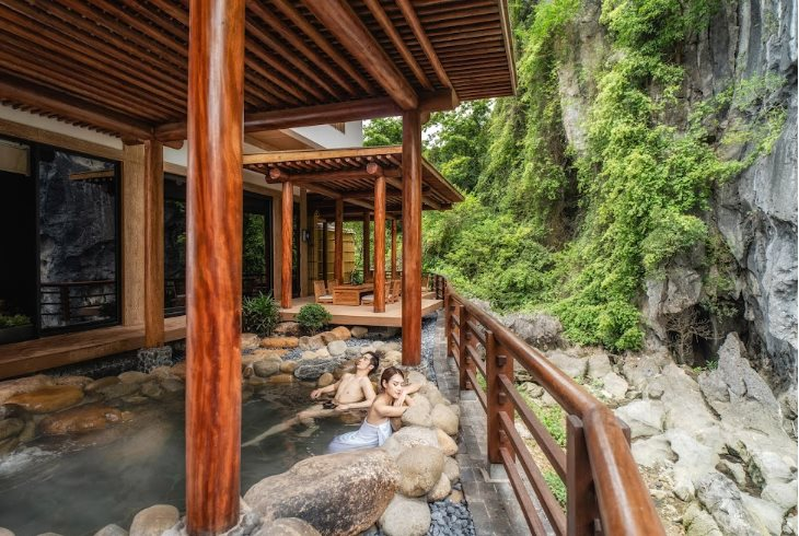Khám phá biệt thự khoáng nóng đang 'gây sốt' tại Quang Hanh