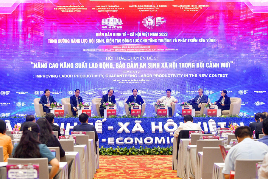 Cỗ xe kinh tế Việt Nam khựng lại, khó khăn vẫn còn ở phía trước