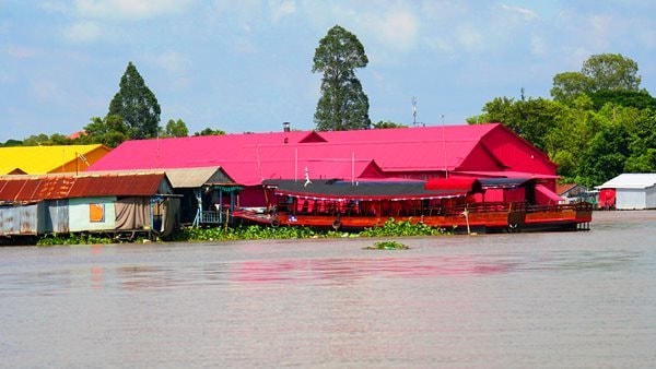 Làng bè Châu Đốc rực rỡ sắc màu, ‘độc nhất vô nhị’ ở ĐBSCL