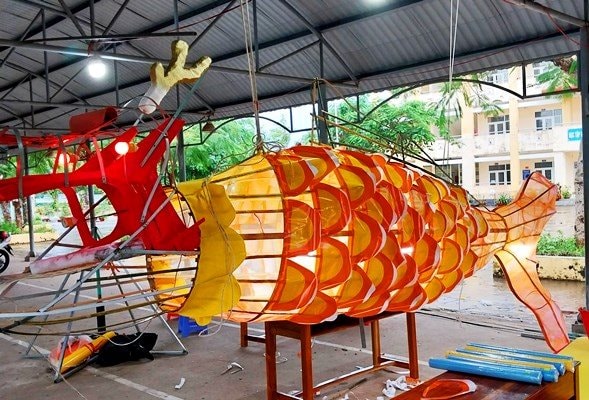 Thầy trò cùng làm lồng đèn cá chép khổng lồ để vui Tết Trung thu