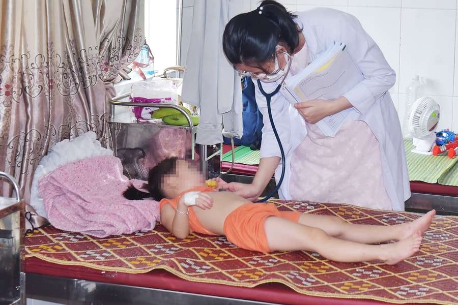 12 trẻ mầm non nhập viện trong đêm, nghi bị ngộ độc thực phẩm