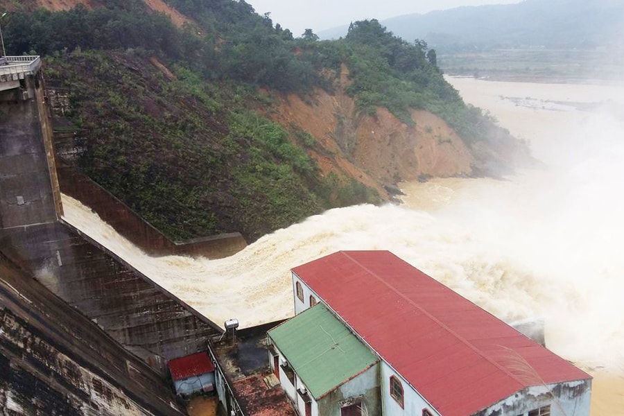 Mưa lớn liên tục, thủy điện Hố Hô xả tràn trên 1.400m3/giây