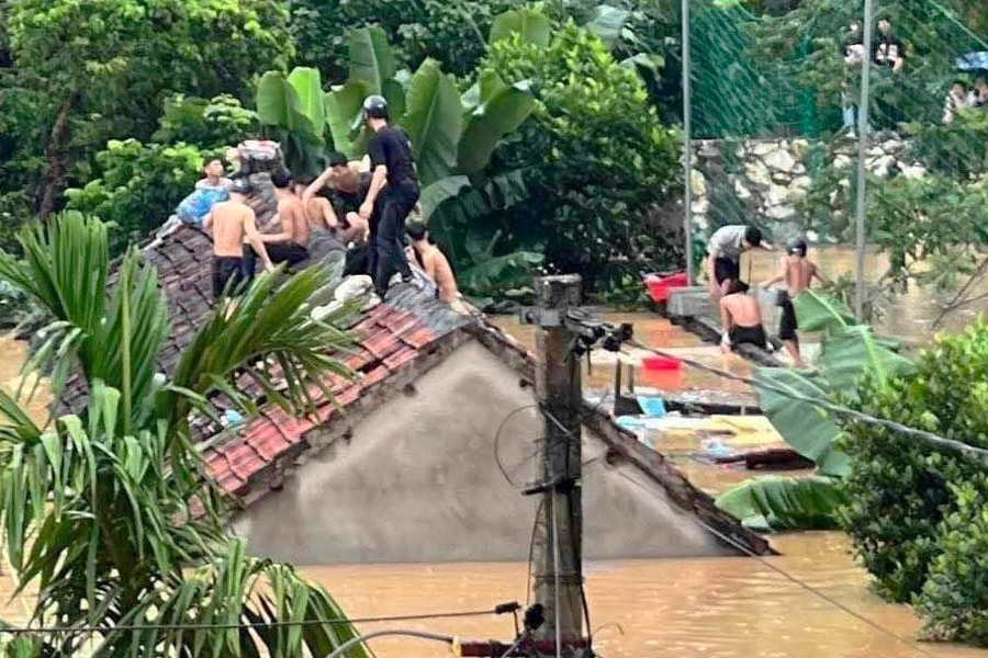 40 học sinh phá mái ngói, trèo lên nóc nhà thoát cơn lũ dữ