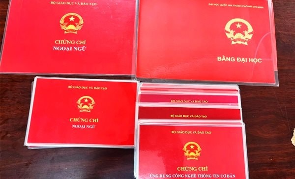 Bắt nhóm người làm bằng cấp, chứng chỉ giả