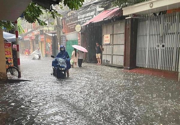 Hà Nội ngập nặng nhiều nơi do mưa lớn kéo dài