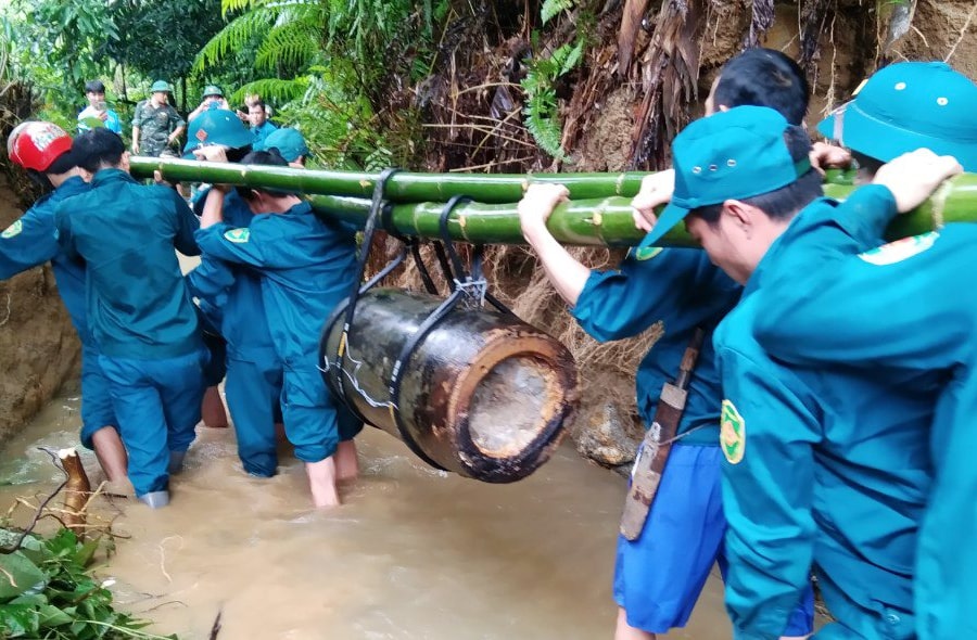 Hủy nổ quả bom nặng hơn 3 tạ phát lộ sau mưa lũ