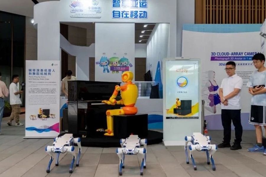 ASIAD 19: Các hãng trình diễn robot biết nhảy, máy bán suất ăn nóng và tạo hương thơm AI