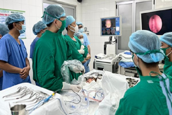 Bé trai 3 tuổi bị đũa đâm thủng sàn sọ, rò dịch não tủy