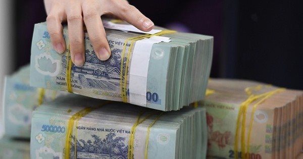 Lãi suất tiền gửi tiết kiệm lao dốc mạnh