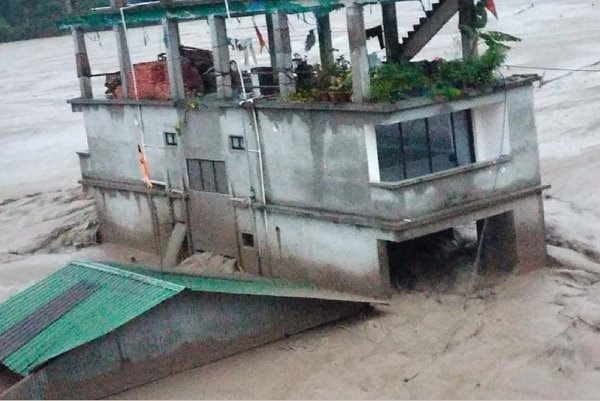 Hơn 20 binh sĩ Ấn Độ mất tích trong lũ quét