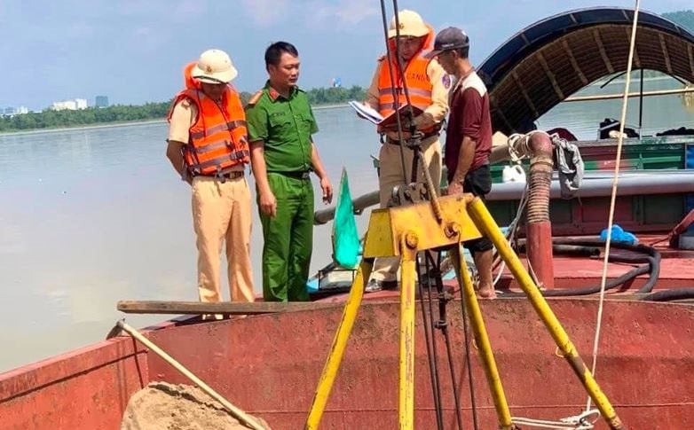 Bắt quả tang sà lan khai thác cát trái phép trên sông Lam