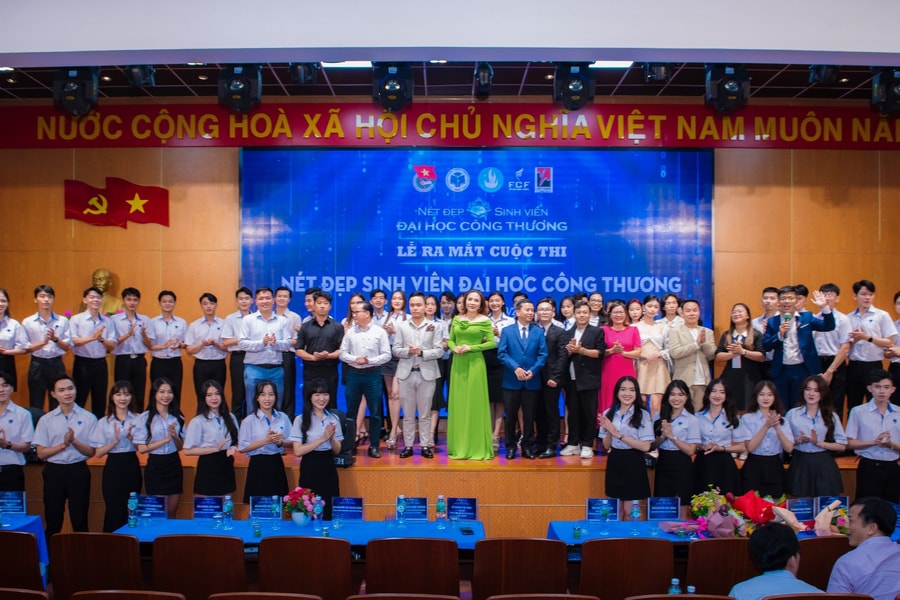 Trường ĐH Công Thương TP.HCM biến sân trường thành sàn catwalk cho sinh viên thi người đẹp