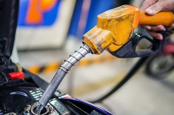 Giá xăng giảm gần 1.800 đồng/lít
