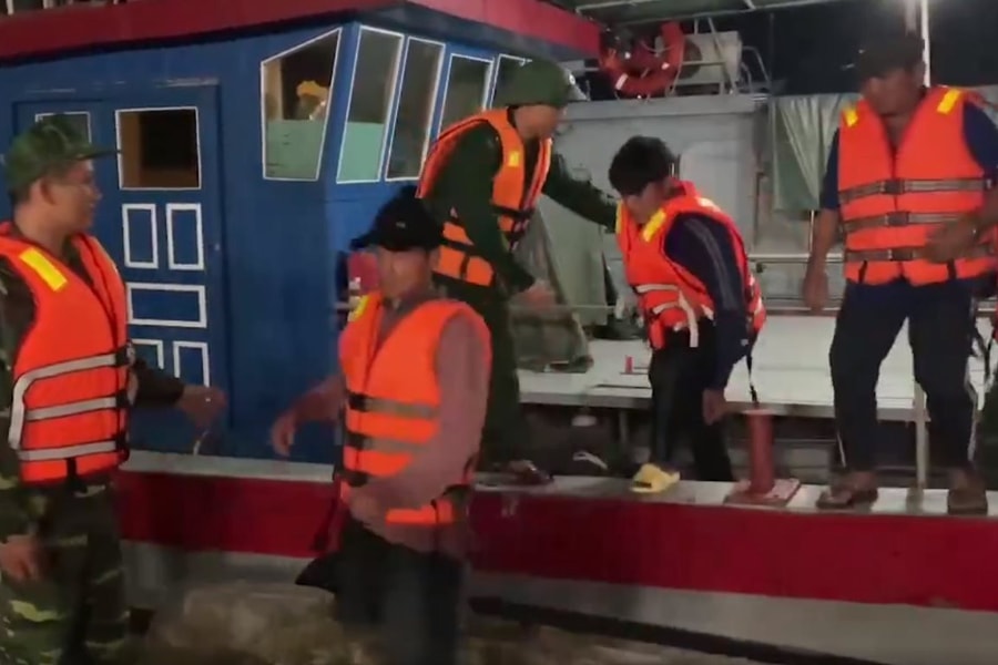 Cứu 10 thuyền viên trên tàu cá bị chìm trong đêm