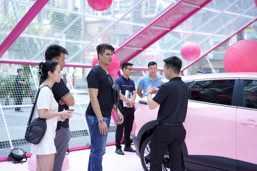 VinFast VF 6 thu hút đông đảo khách tham quan và đặt cọc tại TP. Hồ Chí Minh