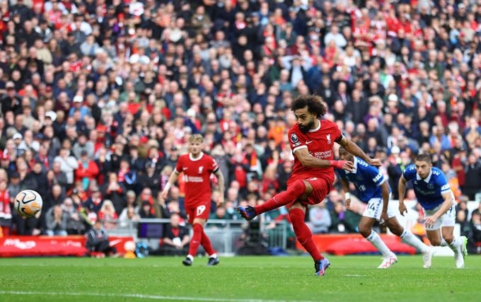 Tranh thủ đá sớm, Liverpool giành ngôi đầu giải Ngoại hạng Anh