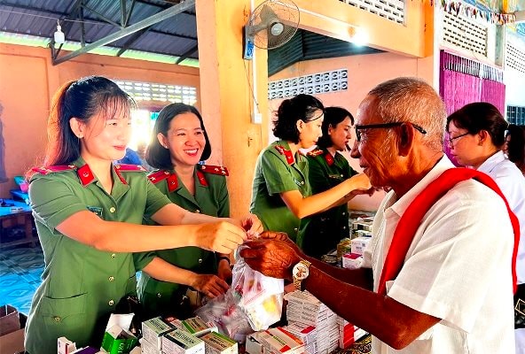 Khám bệnh, cấp thuốc miễn phí cho 600 người dân Campuchia 
