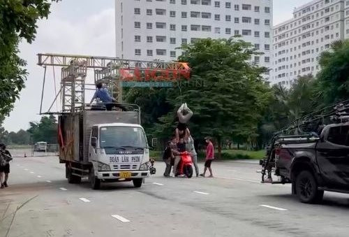 Sự thật phía sau video Quốc Cơ – Quốc Nghiệp chồng đầu mạo hiểm trên xe máy