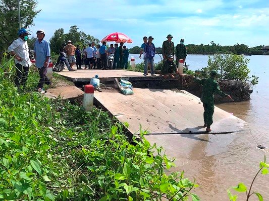 Cà Mau: Khẩn cấp ứng phó với sạt lở đường về xã ven biển