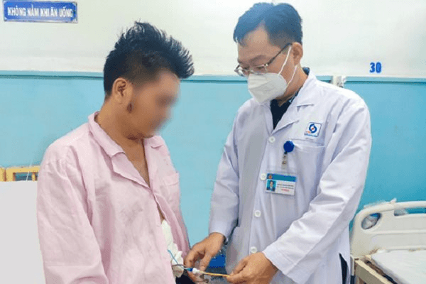 Nam thanh niên bị xương cá đâm nhiễm trùng tụy