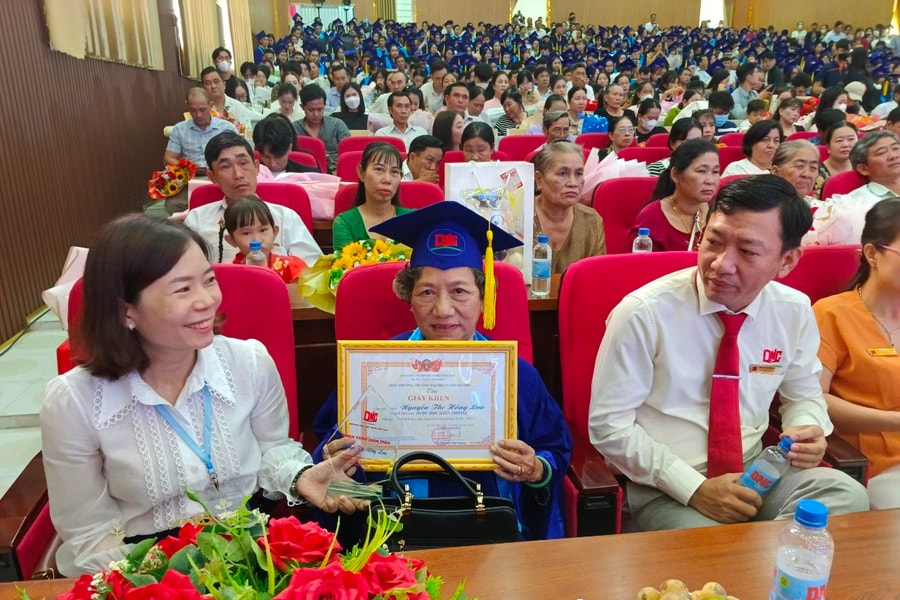 Cụ bà 75 tuổi tốt nghiệp đại học ngành dược loại giỏi