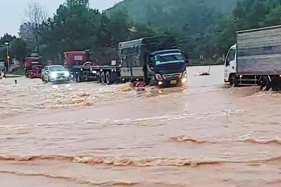 Hà Tĩnh: Mưa lớn làm đường Hồ Chí Minh bị ngập sâu