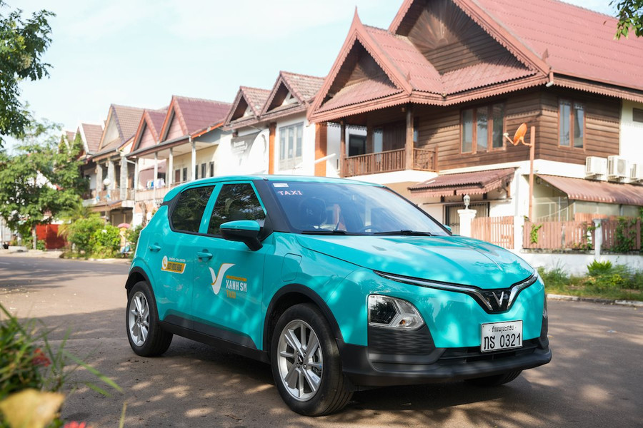 Hình ảnh dàn taxi điện Xanh SM sắp lăn bánh tại Lào