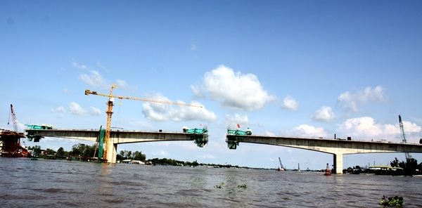 Dự án cầu Châu Đốc đang khẩn trương về đích