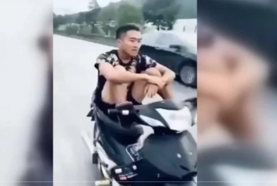 'Lạnh người' với cảnh thanh niên đi xe máy bằng 2 chân trên quốc lộ